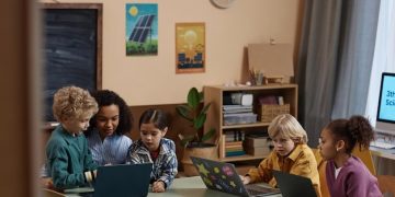 Estrategias Clave para Guías Educativas en el Aula Española (2025) - Cover Image