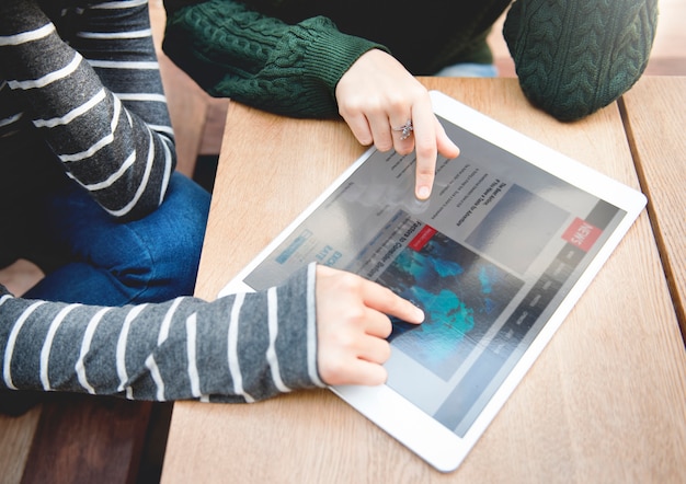 A close-up of a student using an interactive tablet in a personalized learning environment in Spain, focusing on the adaptability and engagement it provides.
