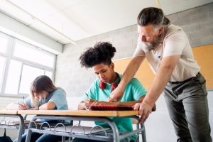 Guías educativas: Acceso a la educación de calidad para estudiantes con necesidades especiales en España - Cover Image