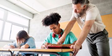 Guías educativas: Acceso a la educación de calidad para estudiantes con necesidades especiales en España - Cover Image
