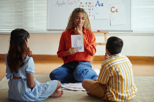 A teacher using an educational guide to plan a lesson adapted for a student with dyslexia, in a brightly lit classroom in Madrid.