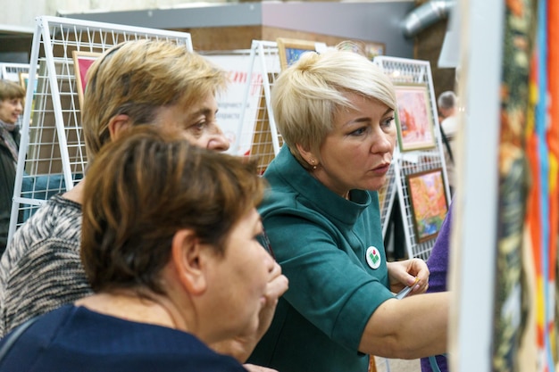 A group of teachers participating in a workshop on inclusive education, using educational guides as resources, in a training center in Barcelona.