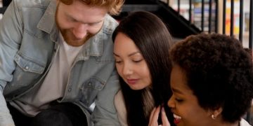 Guías Educativas: Impulso al Pensamiento Crítico y Resolución de Problemas en España - Cover Image