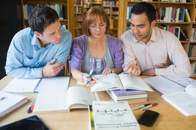 A group of Spanish students using a study guide to prepare for an exam, focusing on critical analysis and problem-solving techniques.