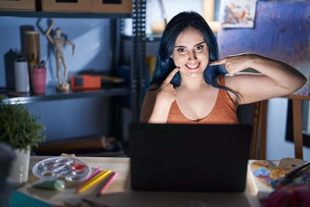 A young woman studying online on her laptop, with educational platforms displayed on the screen, focusing on the flexibility and accessibility of online learning
