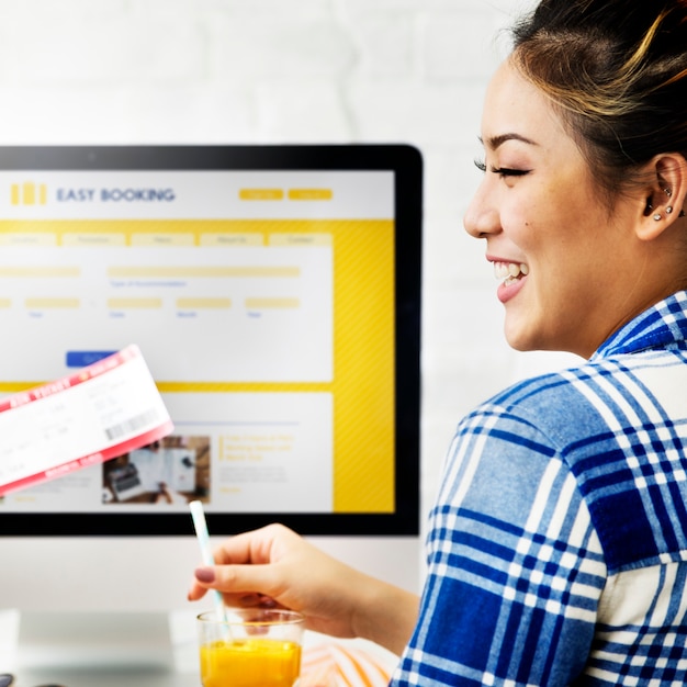 An image of a person using a laptop to access the SEPE (Servicio Público de Empleo Estatal) website in Spain. The screen shows the application page for unemployment benefits.