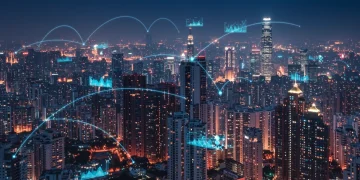 Paisaje urbano futurista asiático con redes de datos luminosas